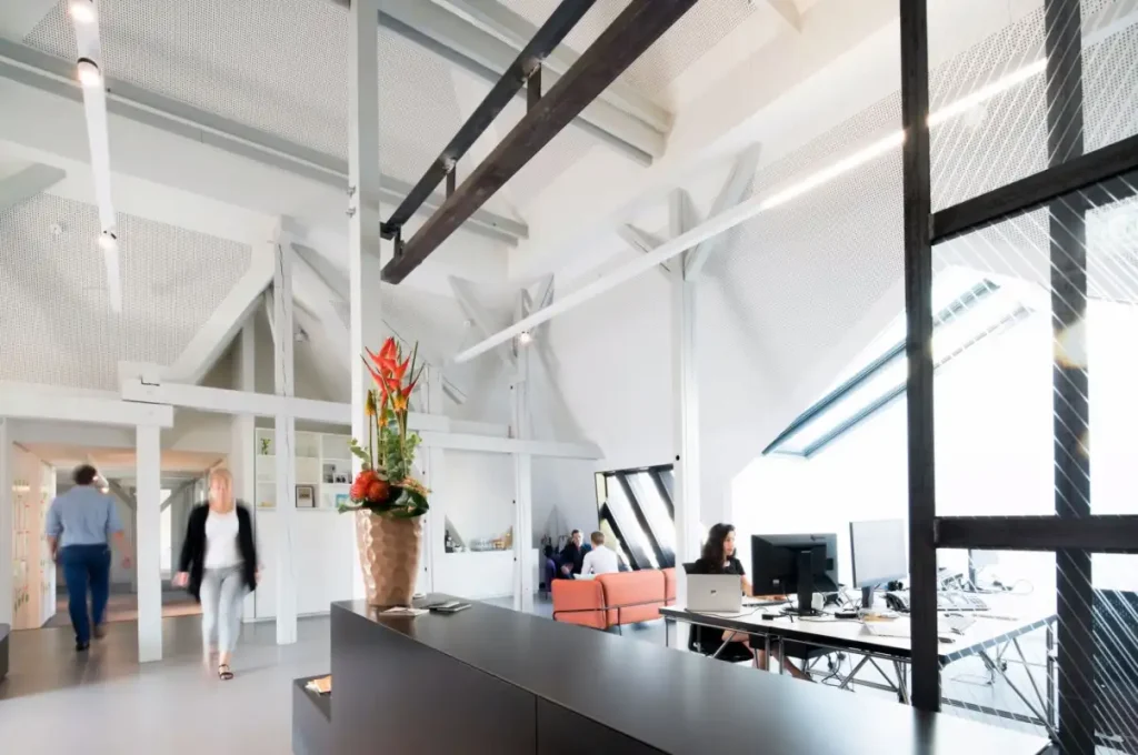 Helles, offenes Büro mit Mitarbeitern